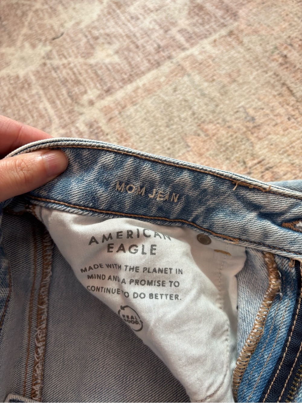 American Eagle AE Mom Jean High Waist Straight Light Wash 6 long - Picture 4 of 5